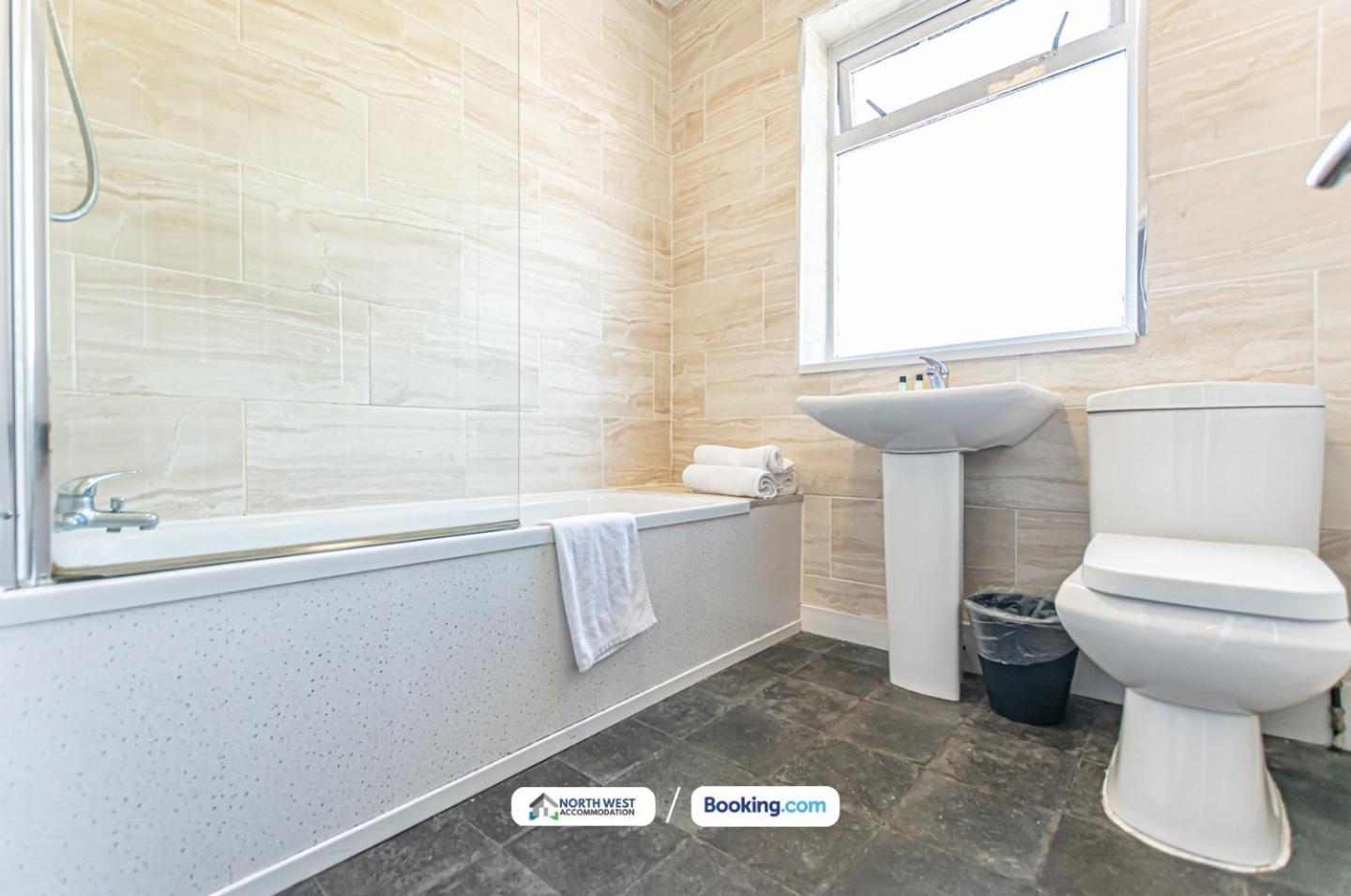 Modern 3Br House In Ince Ideal For Contractors & Long Stays Wigan Exterior foto